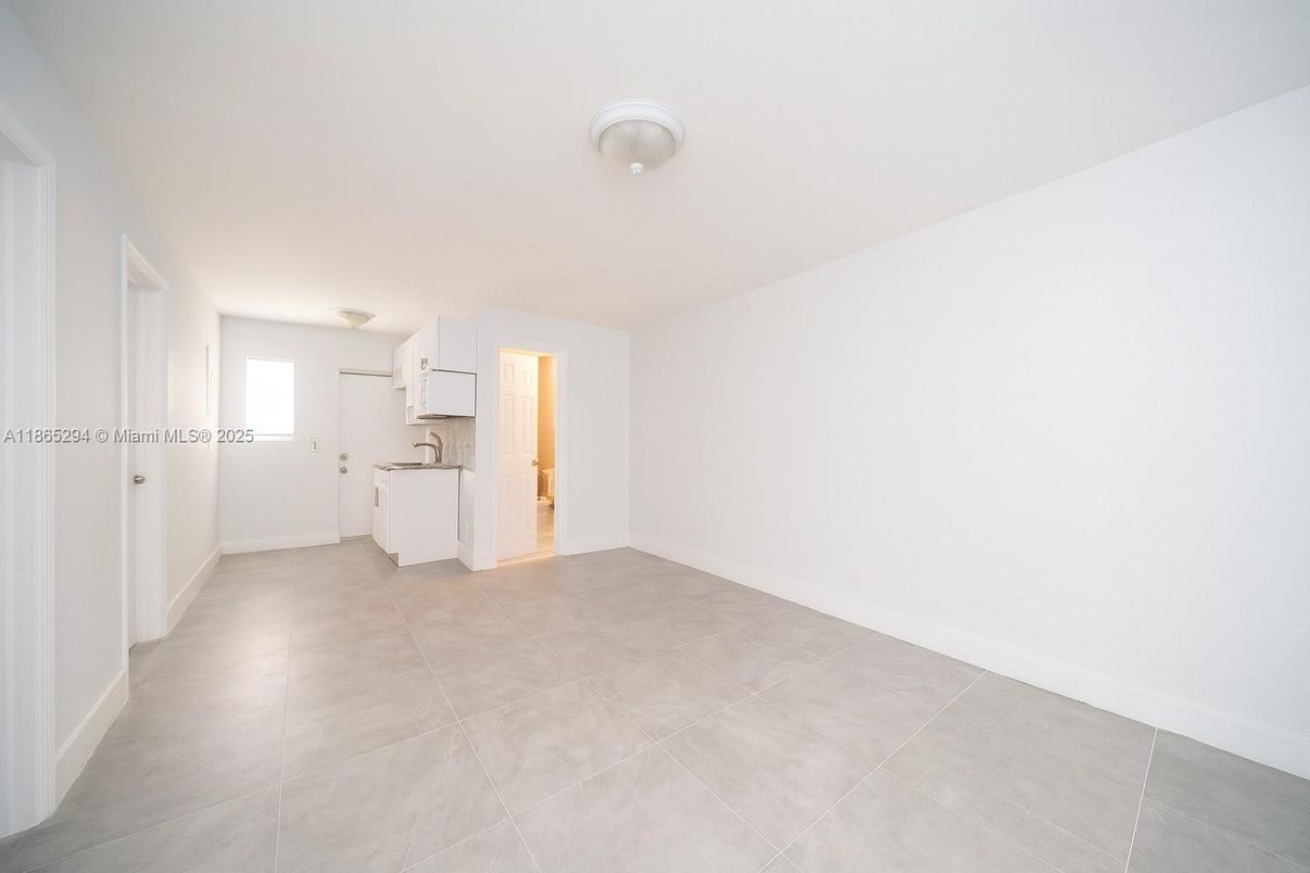 Empty room, Interior