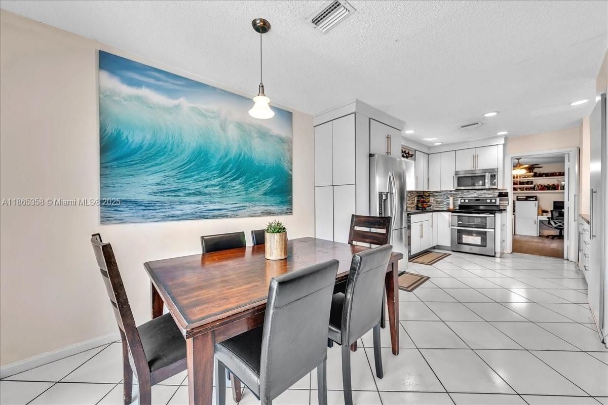 Dining room, Interior, Kitchen, Pendant Lights, Recessed Lighting, Stainless Steel Appliances