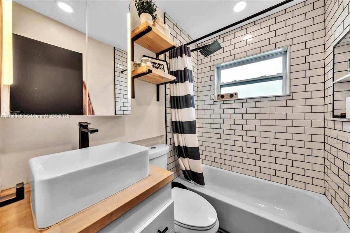 Bathroom, Interior, Recessed Lighting, Wood Texture Flooring