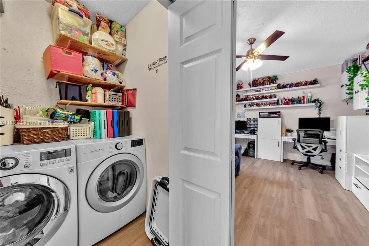 Interior, Washer, Wood Texture Flooring