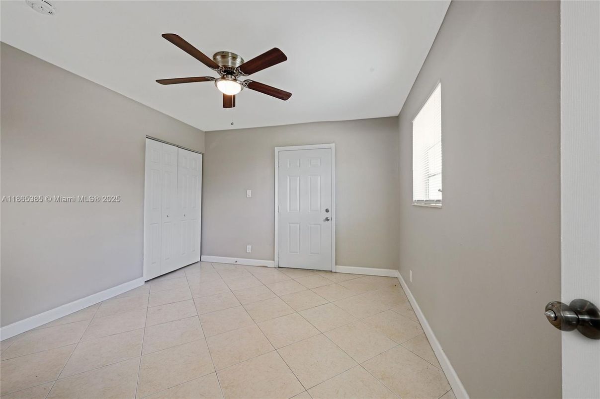 Empty room, Interior