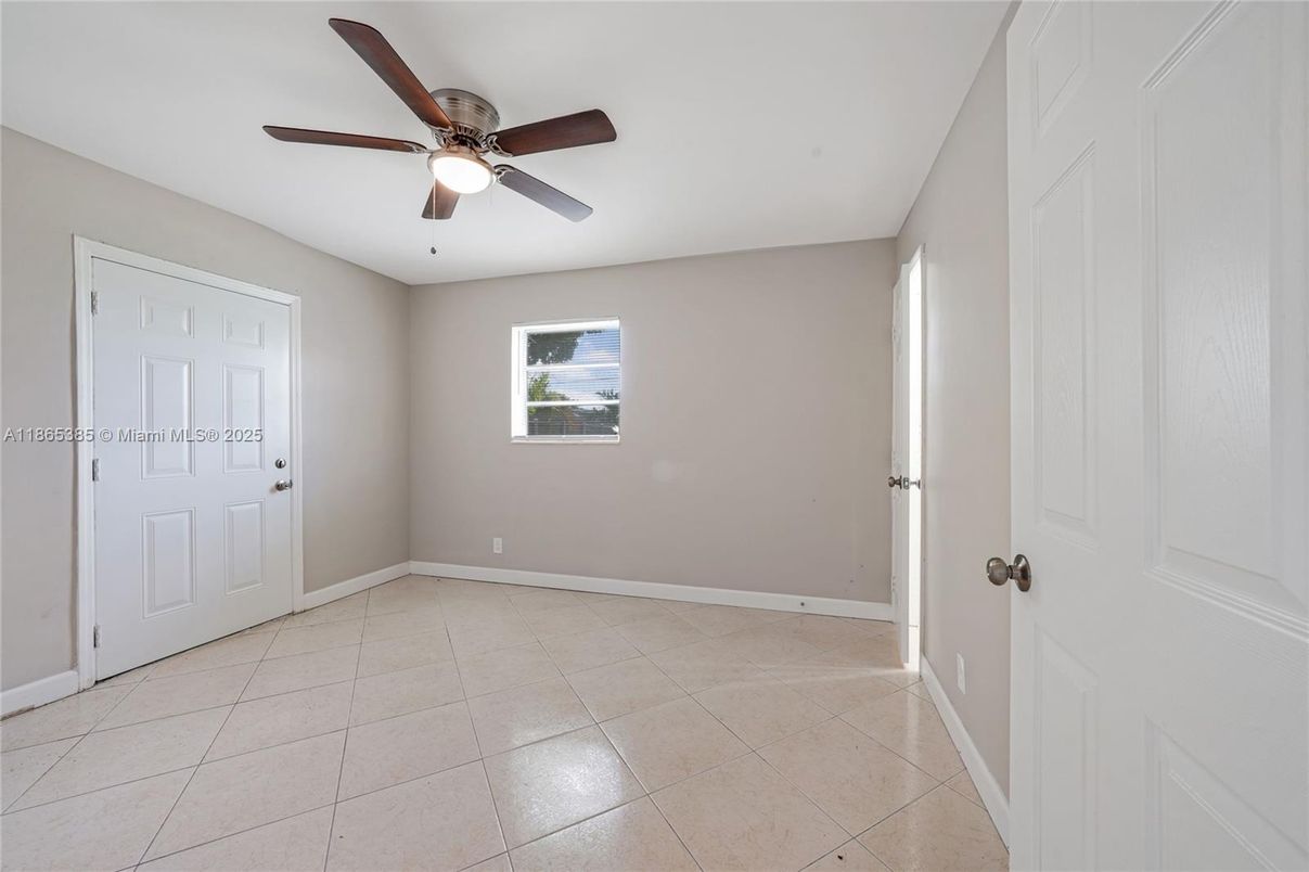 Empty room, Interior