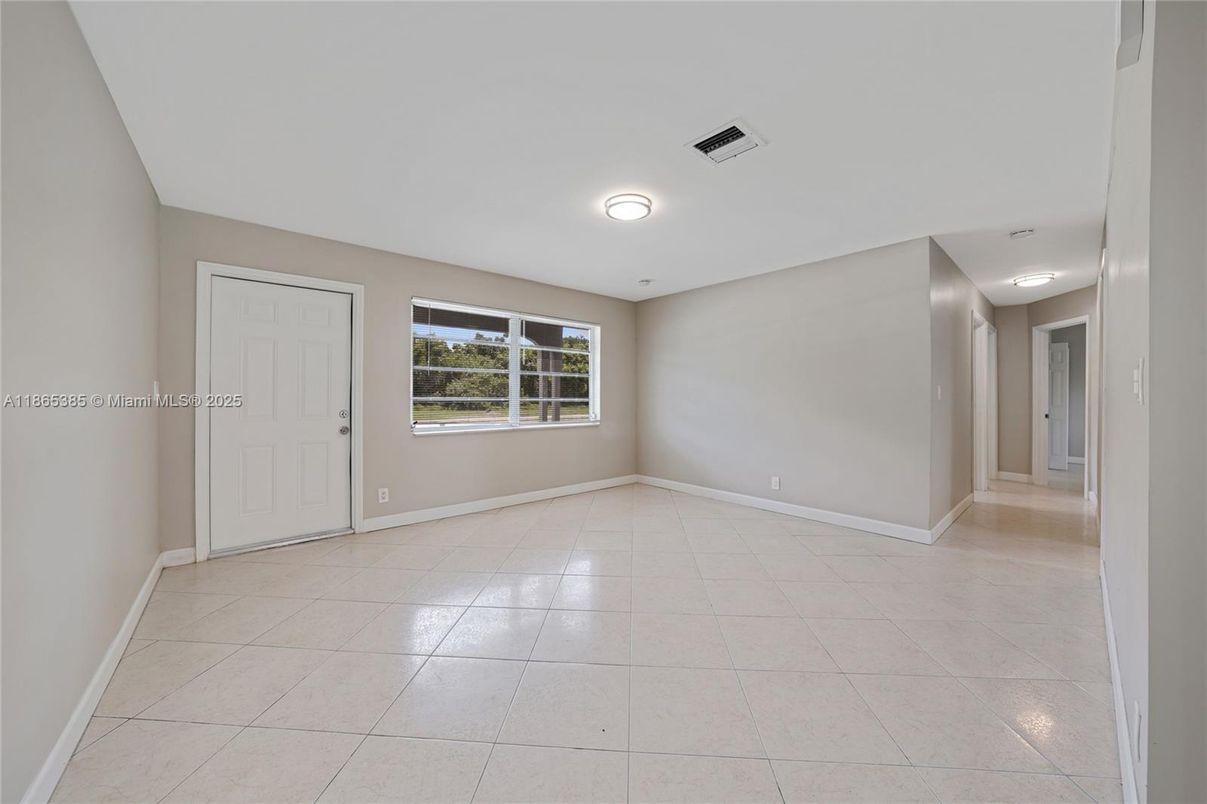 Empty room, Interior