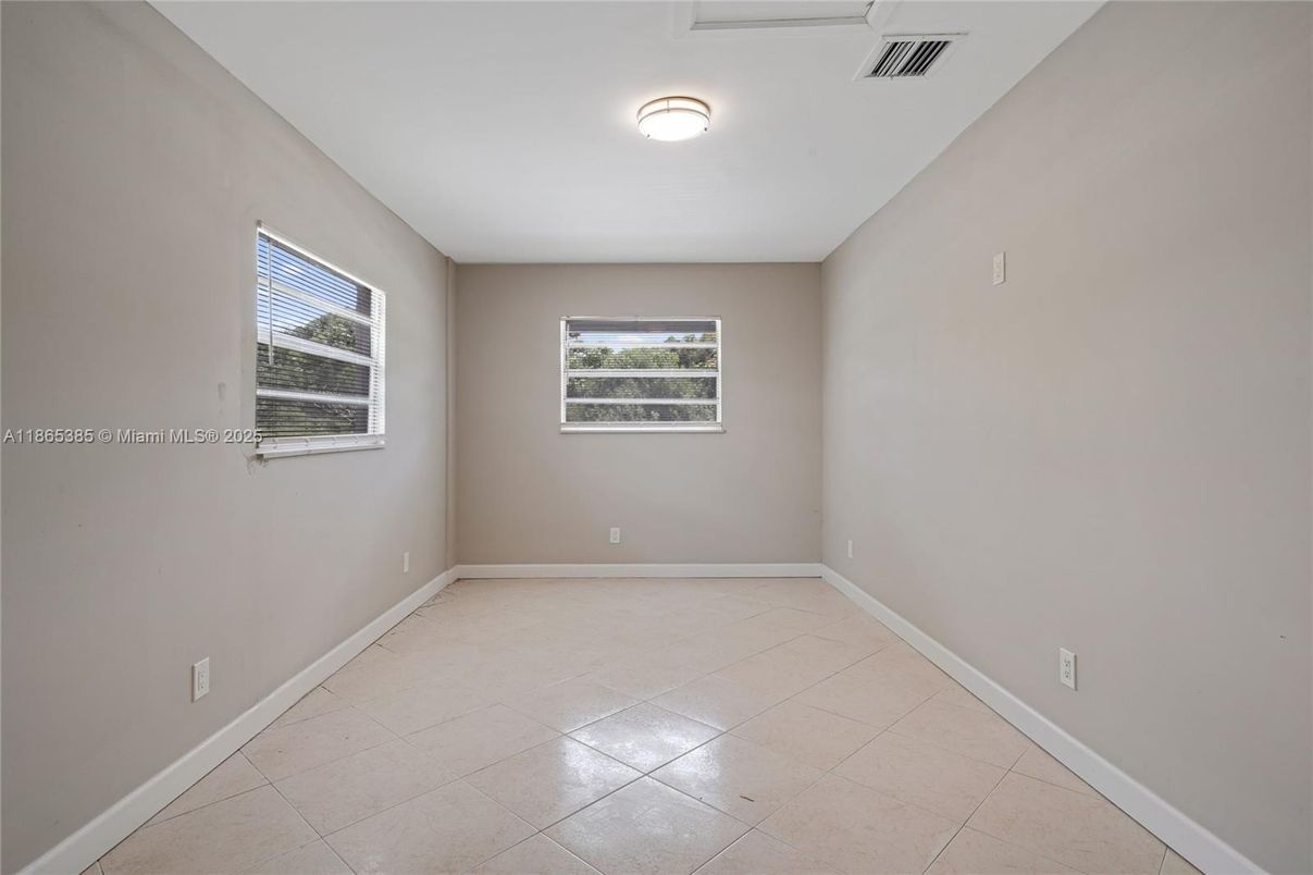 Empty room, Interior