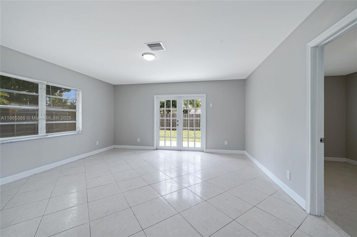 Empty room, Interior