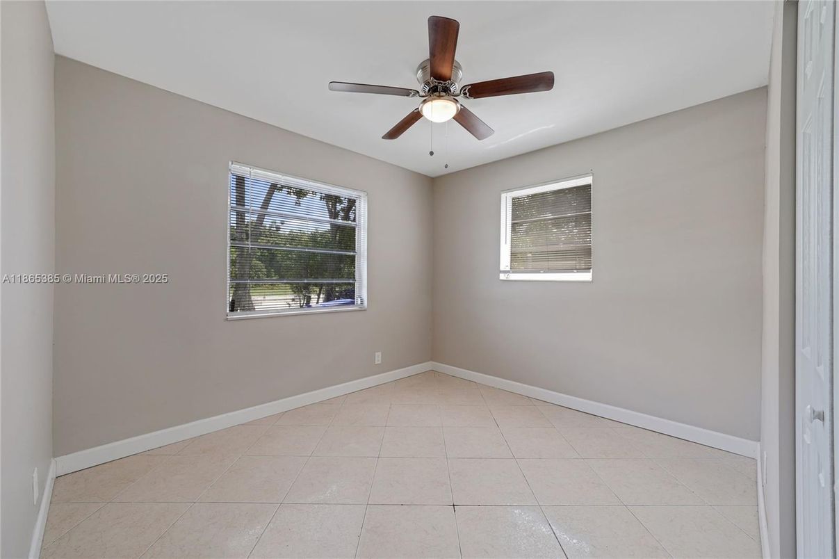 Empty room, Interior