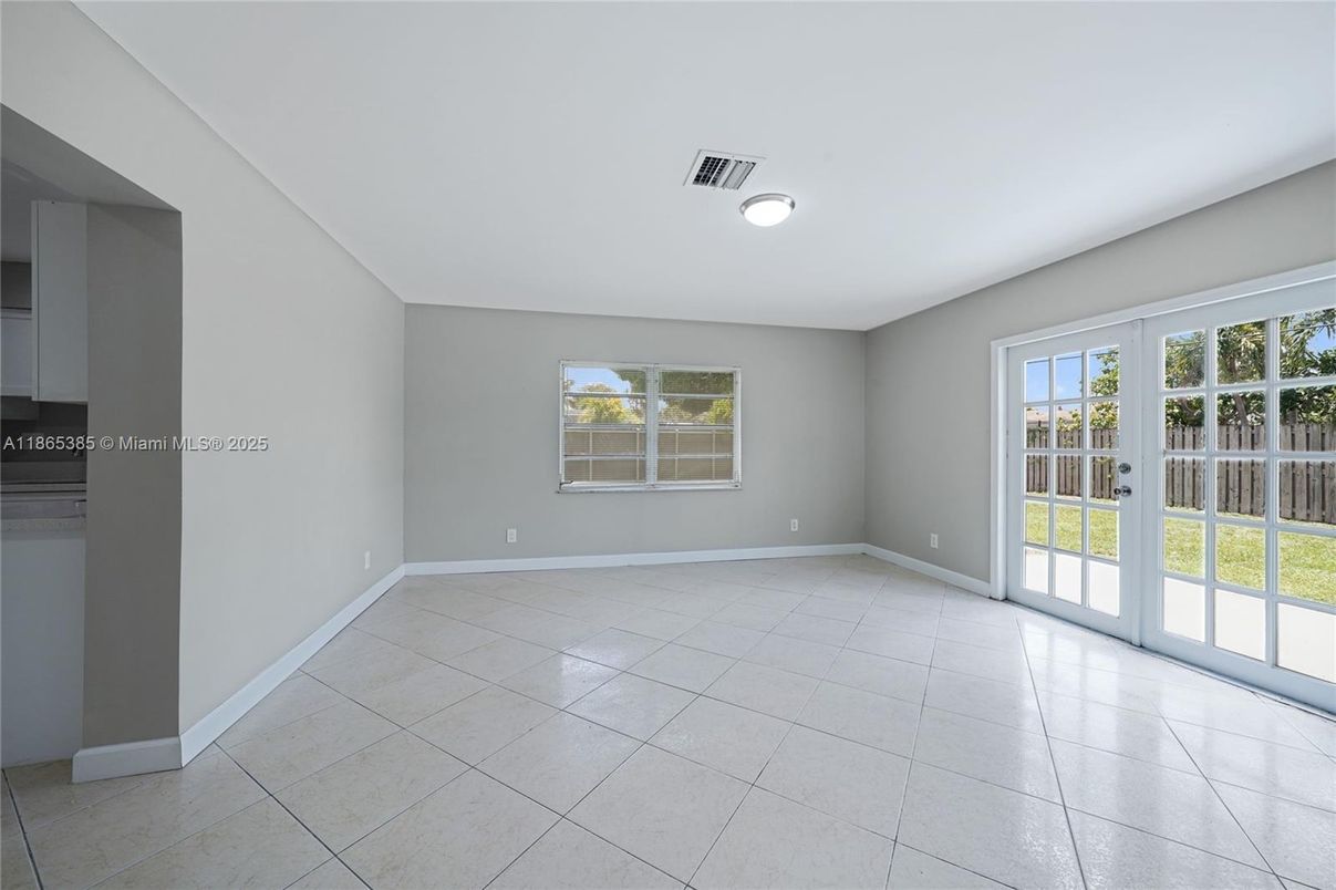 Empty room, Interior