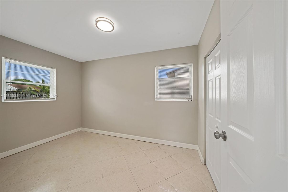 Empty room, Interior