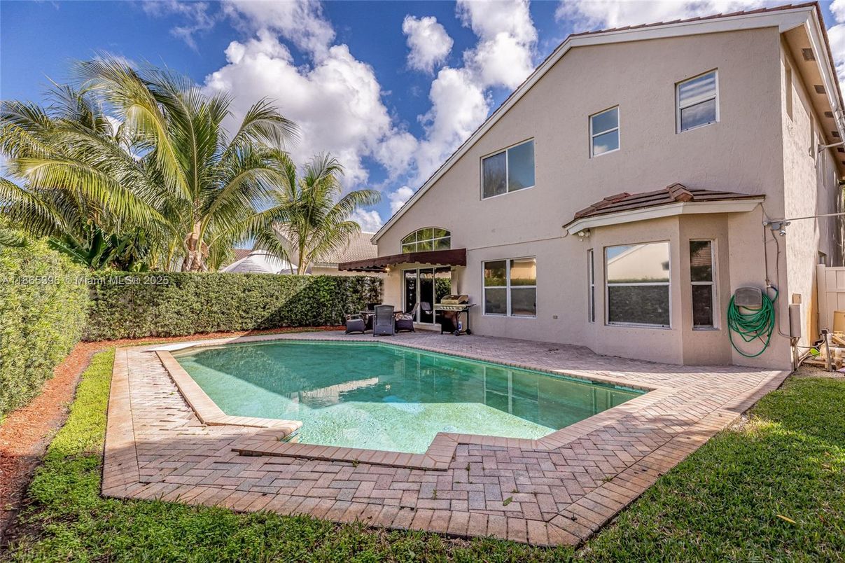 Exterior, Pool
