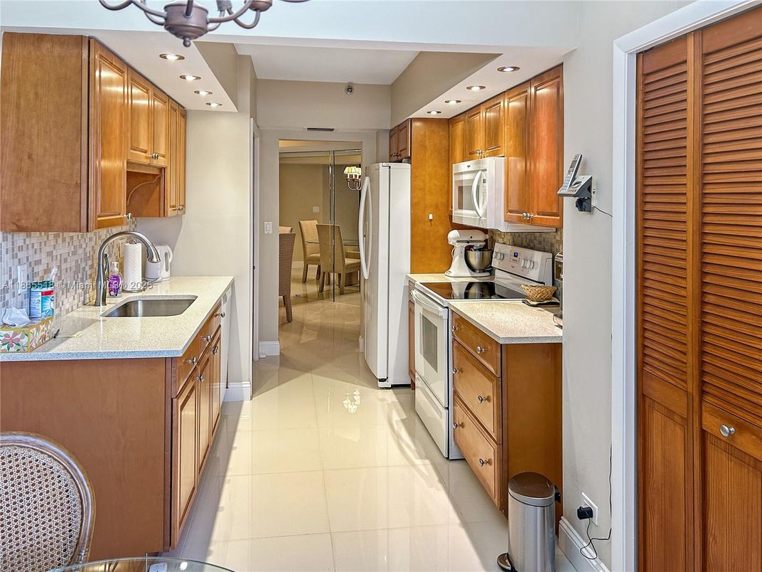 Dining room, Interior, Kitchen, Recessed Lighting