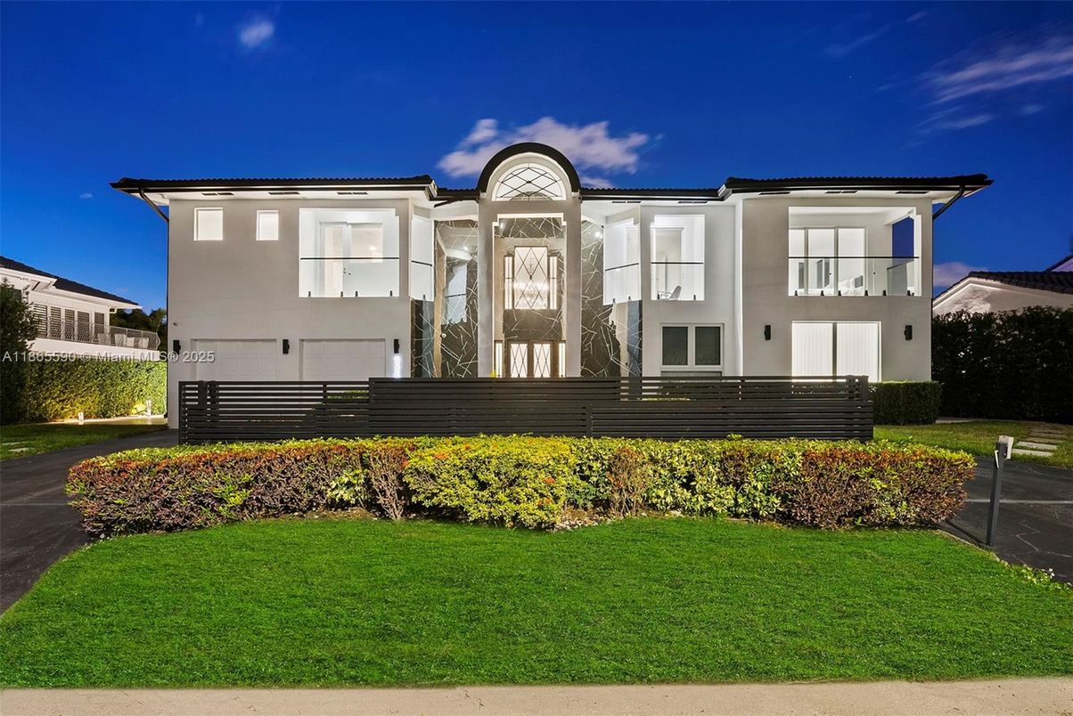 Attached, Exterior, Facade, Mediterranean