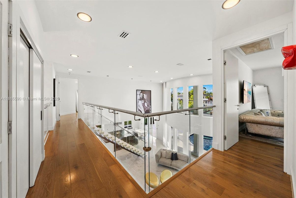 Interior, Recessed Lighting, Wood Texture Flooring