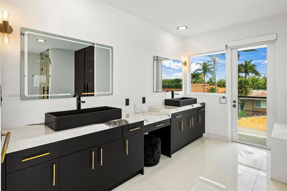 Bathroom, Dual Sink Vanities, Interior, Recessed Lighting