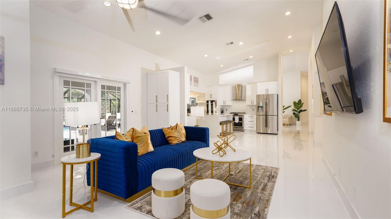 Interior, Kitchen, Living room, Recessed Lighting, Stainless Steel Appliances