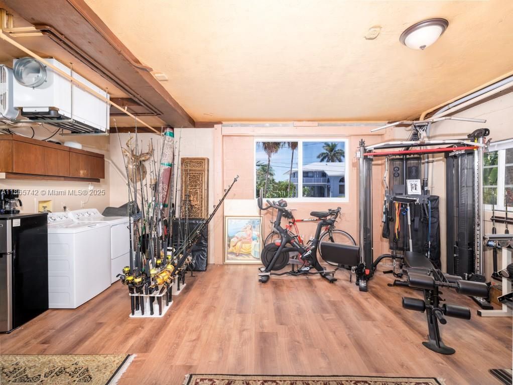 Fitness Equipment, Interior, Washer, Wood Texture Flooring