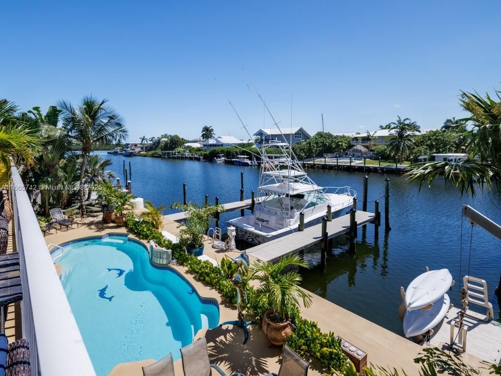 Exterior, Pool, Water