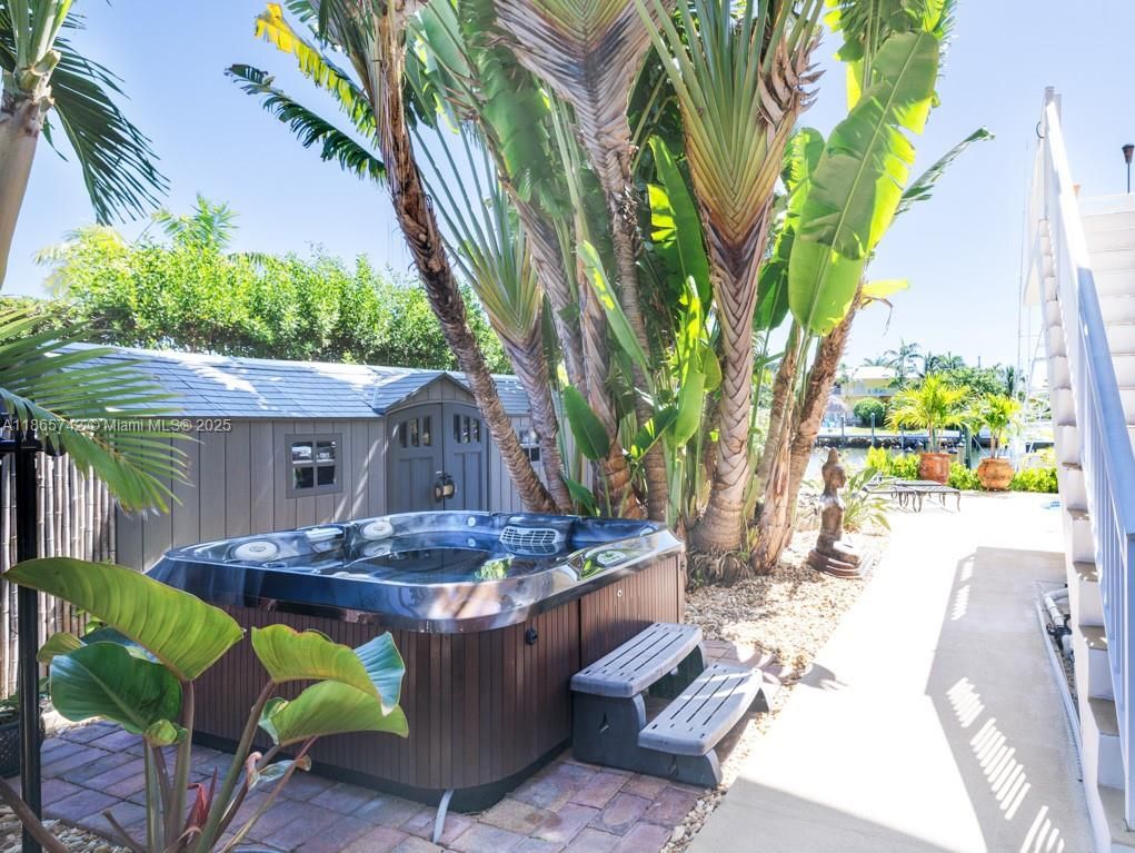 Exterior, Hot Tub