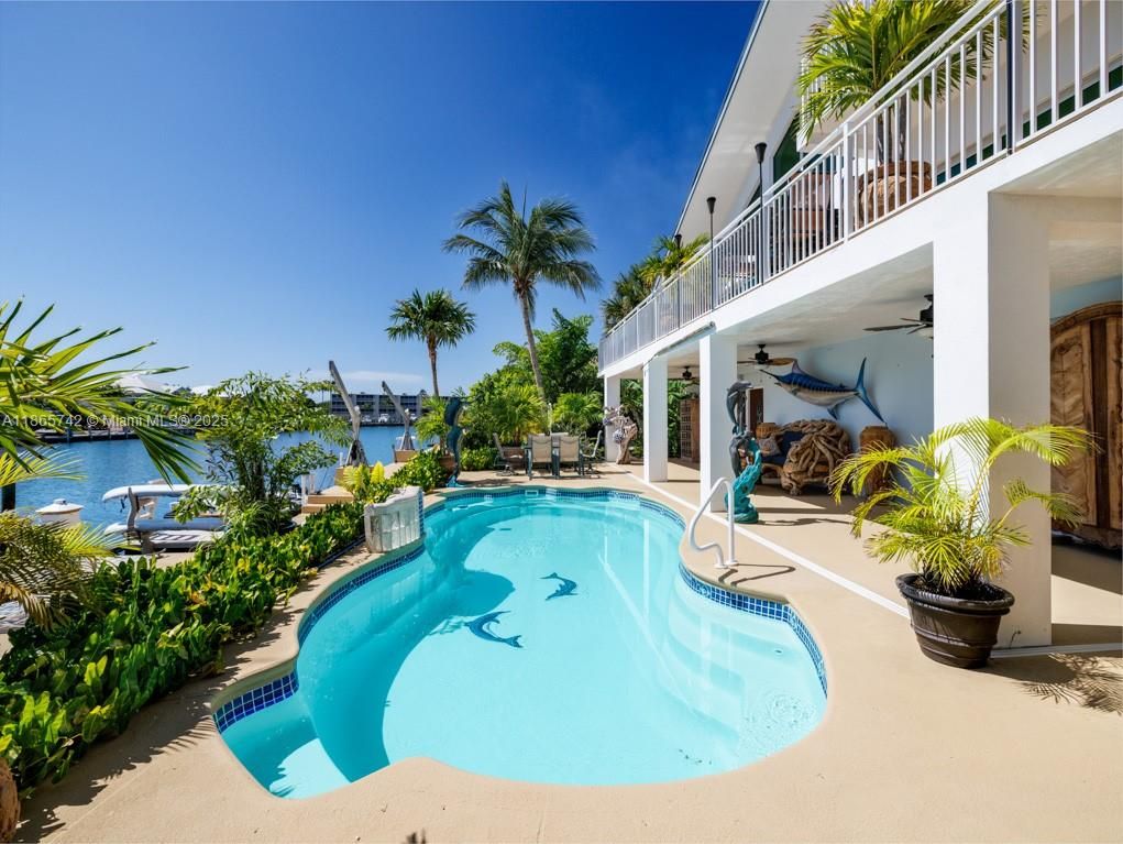 Exterior, Pool, Water