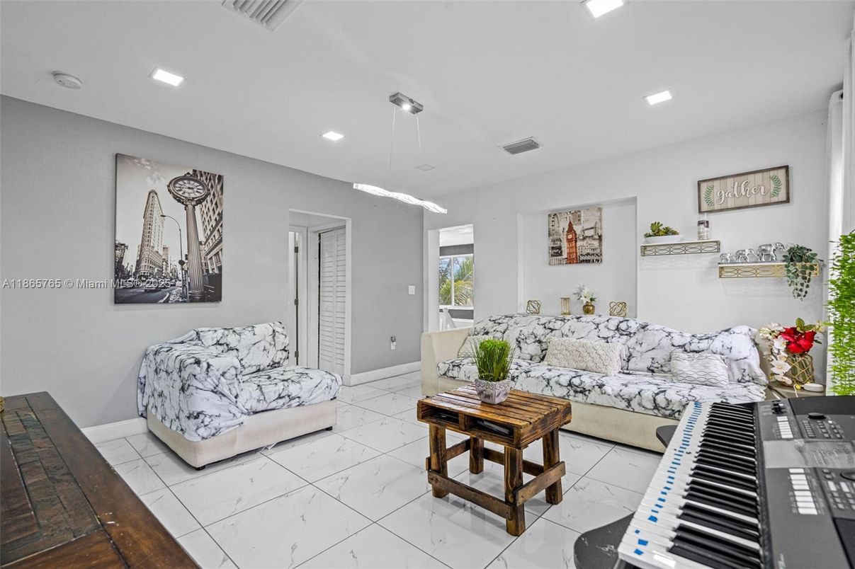 Interior, Living room, Pendant Lights, Piano, Recessed Lighting