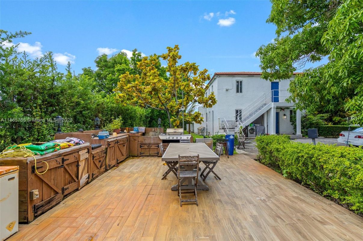 Exterior, Outdoor Kitchen