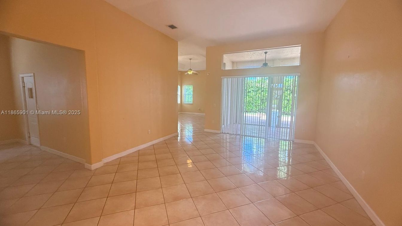 Empty room, Interior
