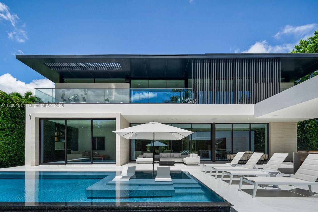 Exterior, Facade, Pool, Modern