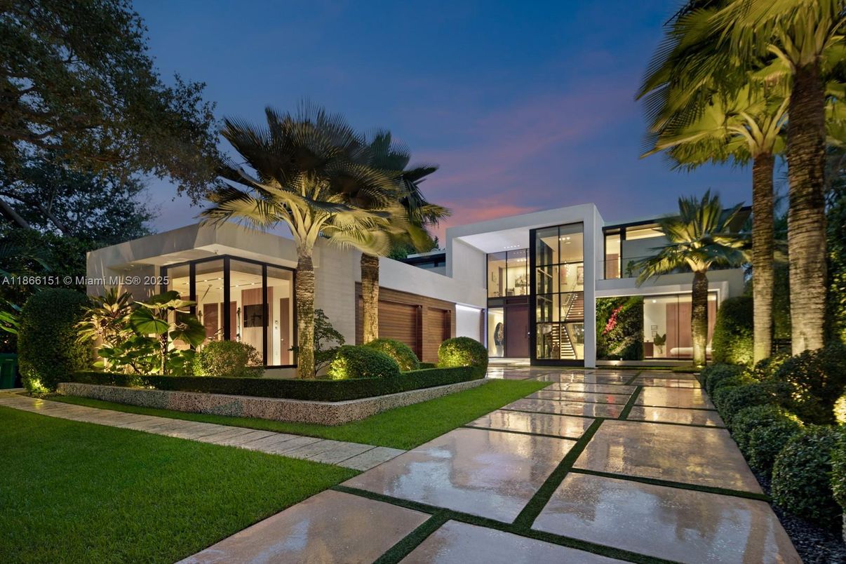 Backyard, Exterior, Facade, Modern