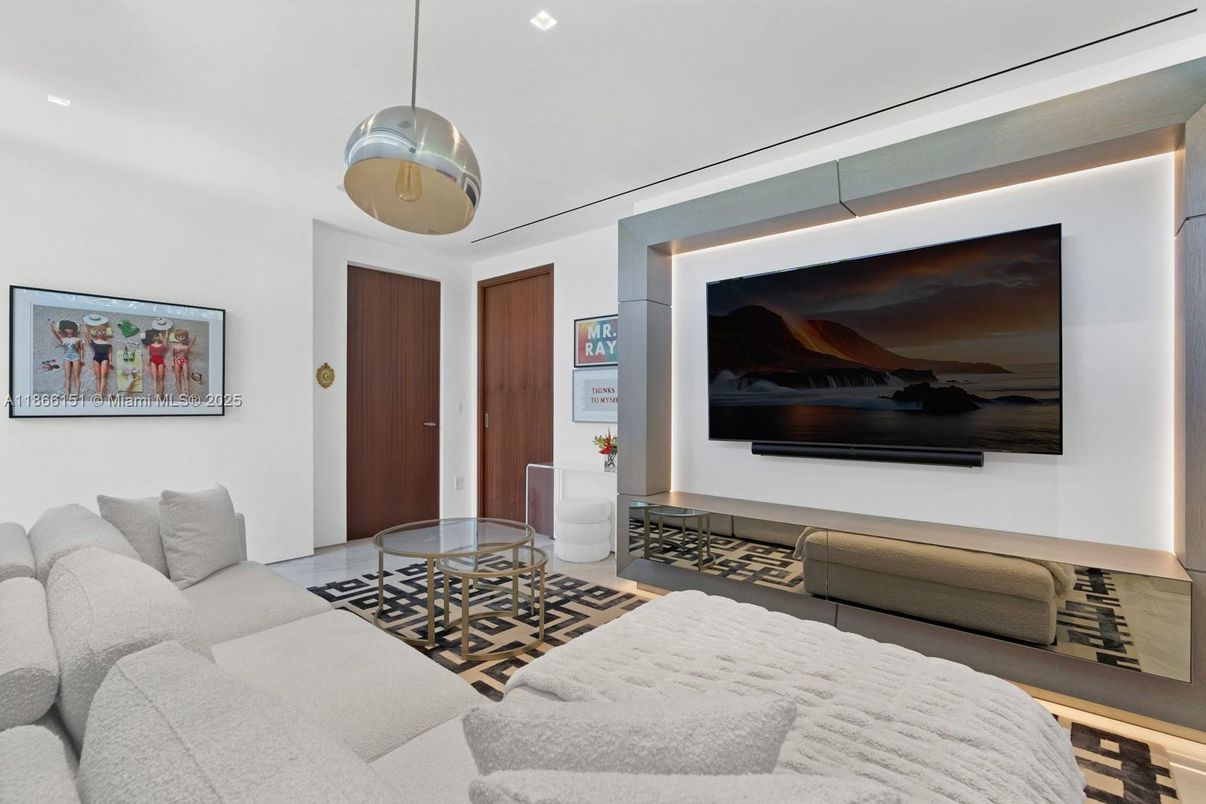 Interior, Living room, Pendant Lights, Recessed Lighting