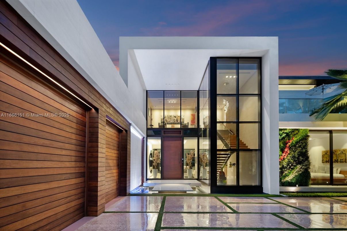 Exterior, Facade, Modern