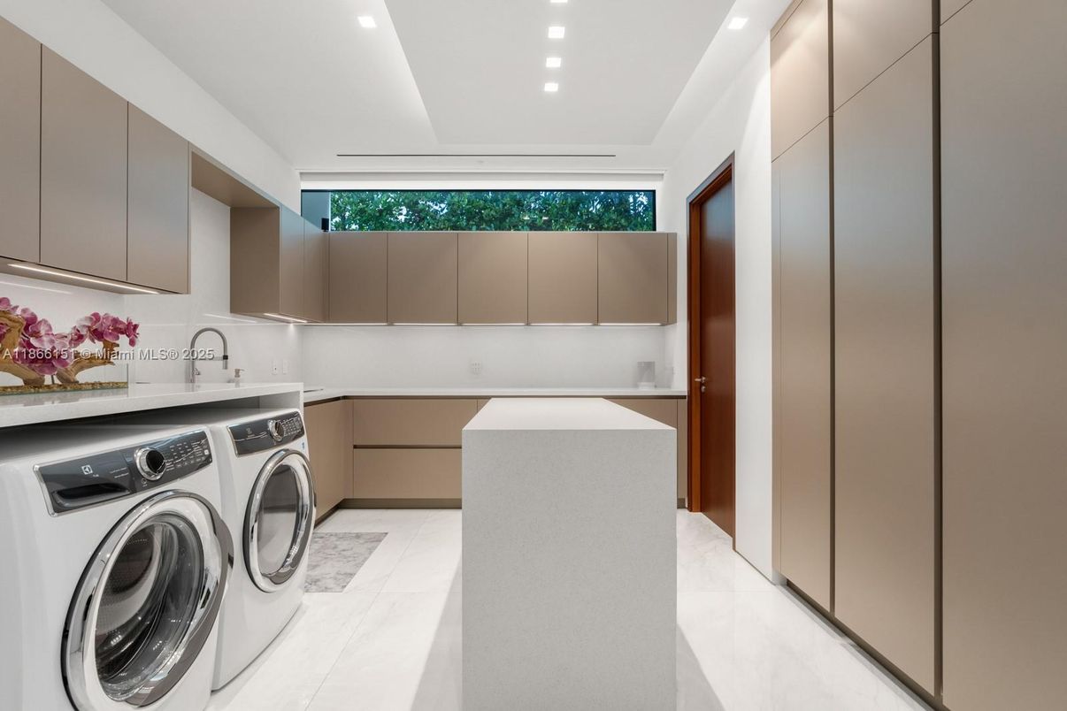 Interior, Marble, Recessed Lighting, Washer