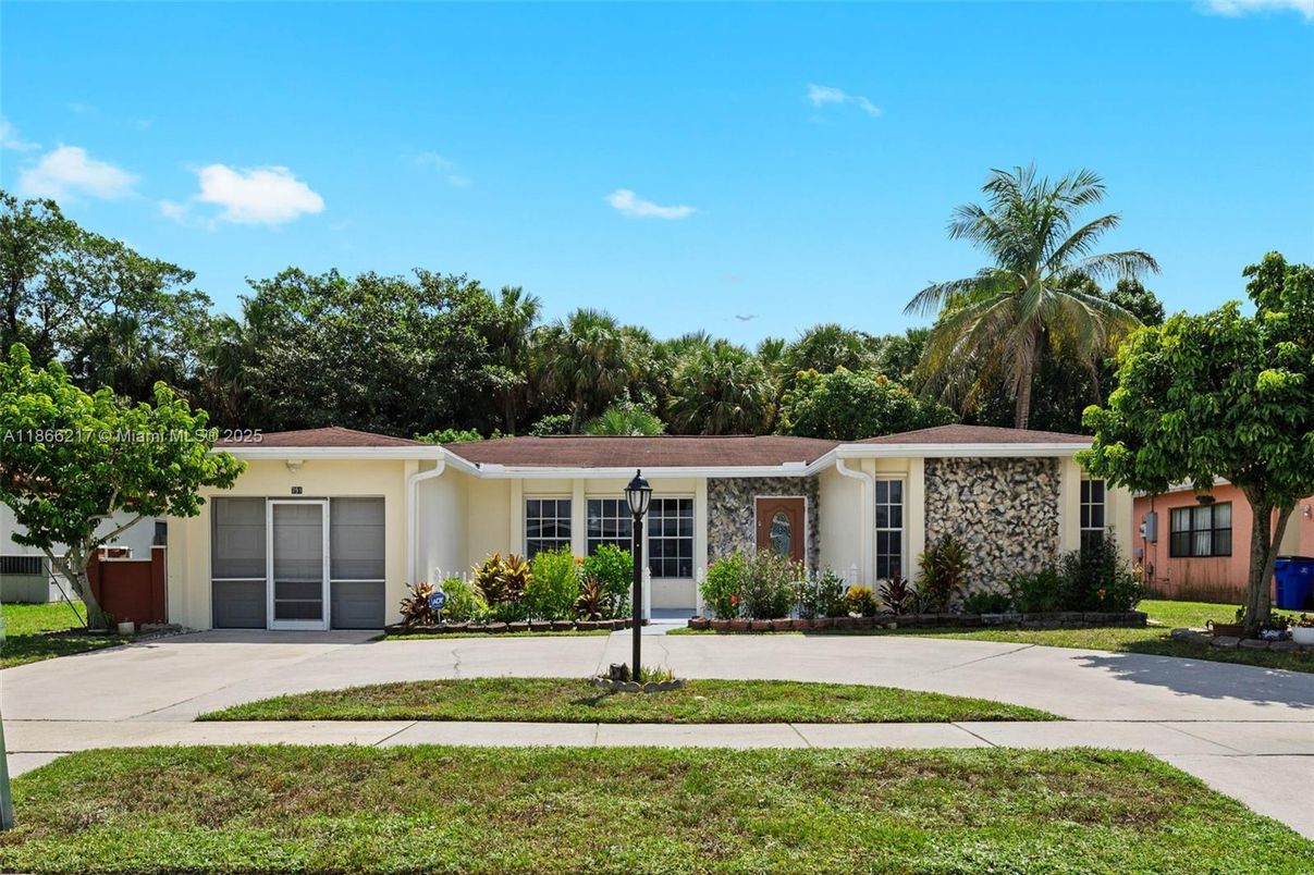 Attached, Exterior, Facade, Ranch