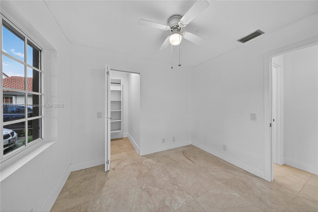Empty room, Interior