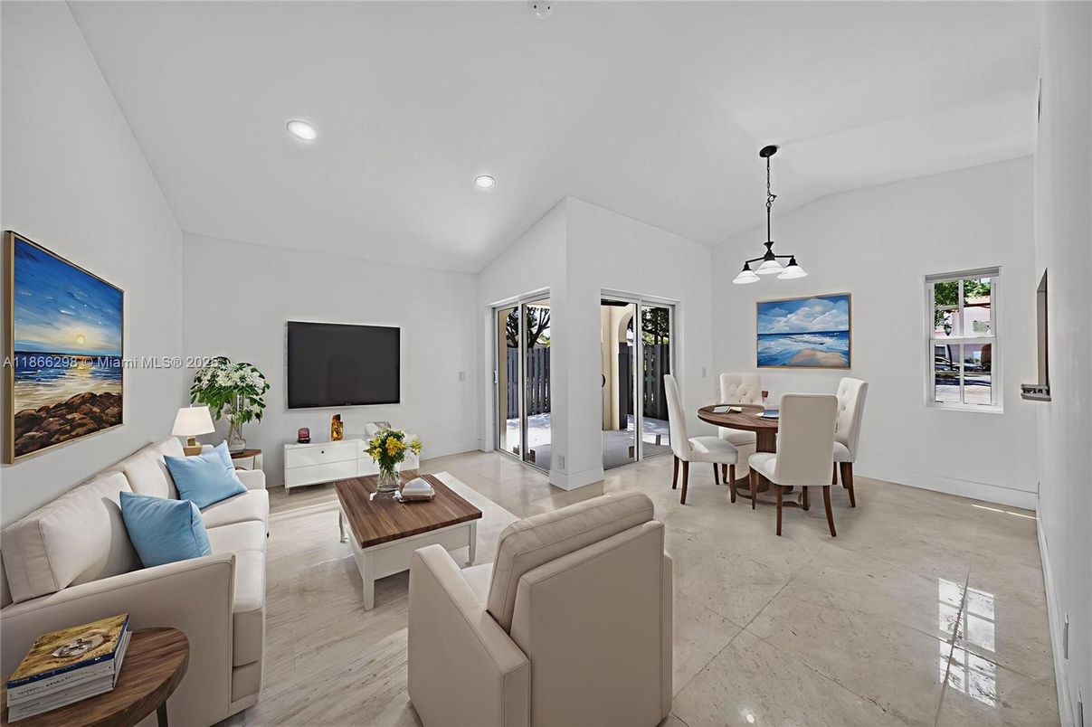Dining room, Interior, Living room, Pendant Lights, Recessed Lighting
