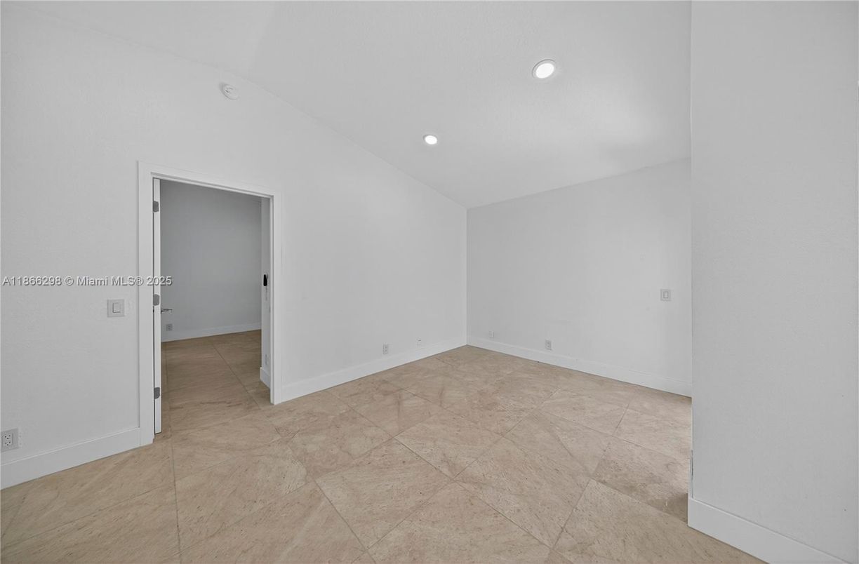 Empty room, Interior, Recessed Lighting