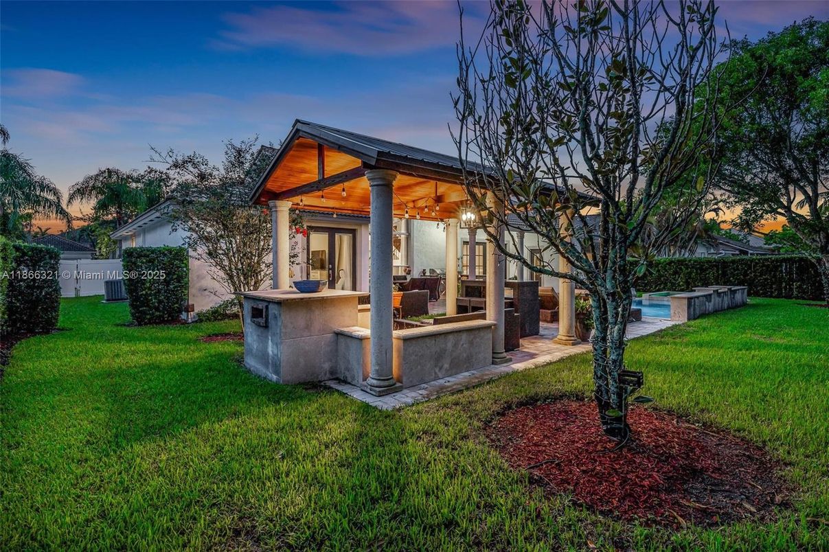 Backyard, Exterior, Outdoor Kitchen