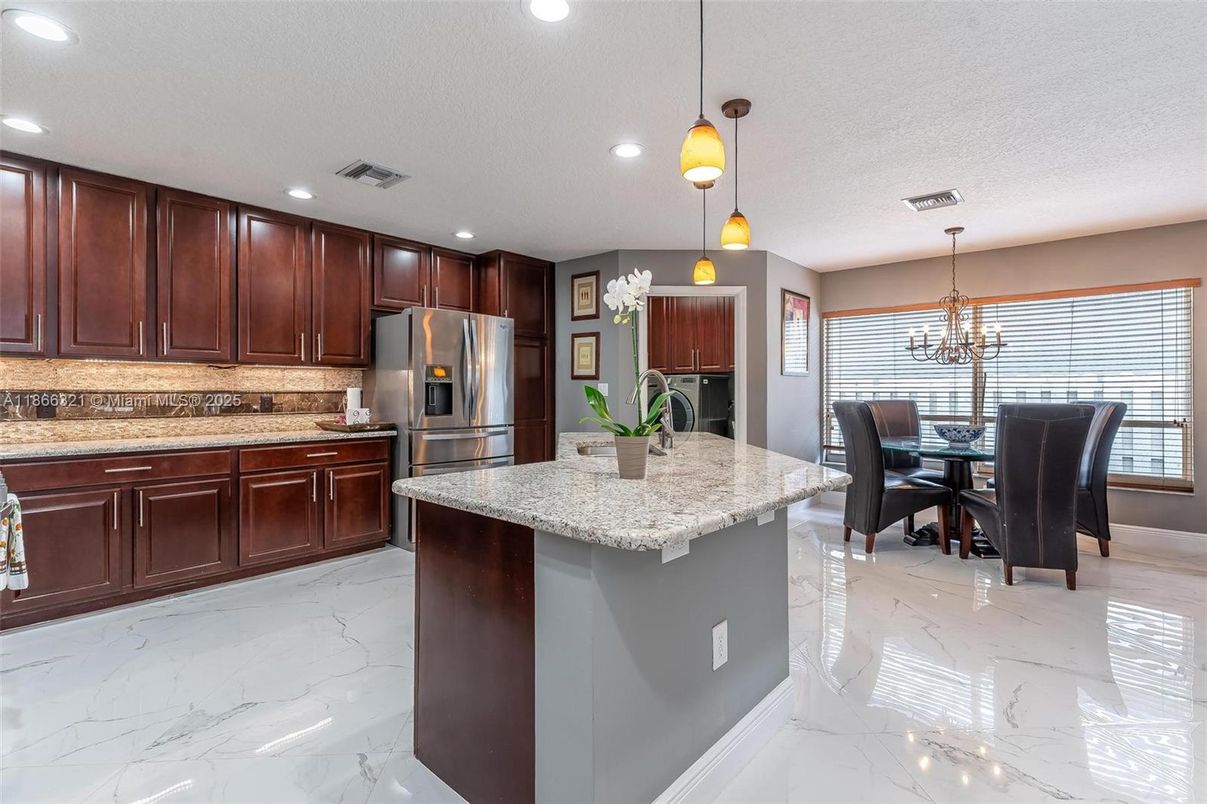 Chandelier, Dining room, Interior, Kitchen, Marble, Pendant Lights, Recessed Lighting, Stainless Steel Appliances