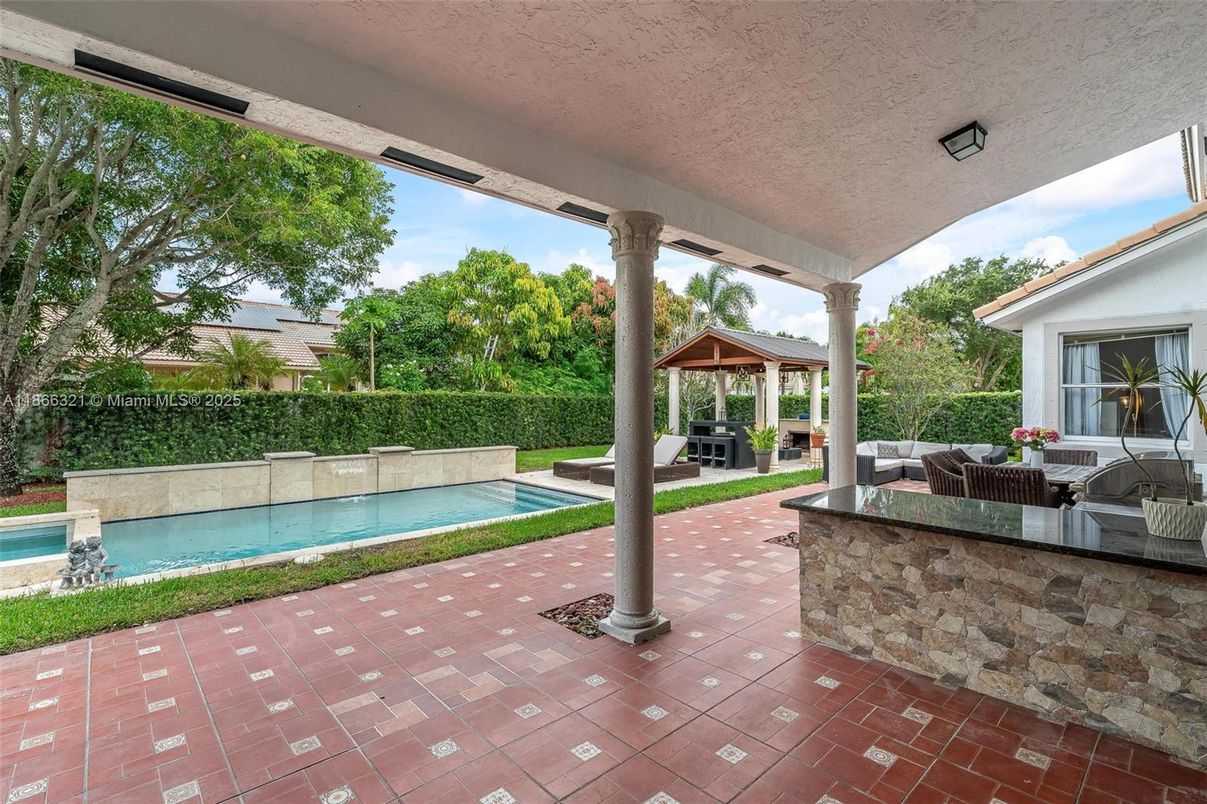 Exterior, Outdoor Kitchen, Pool