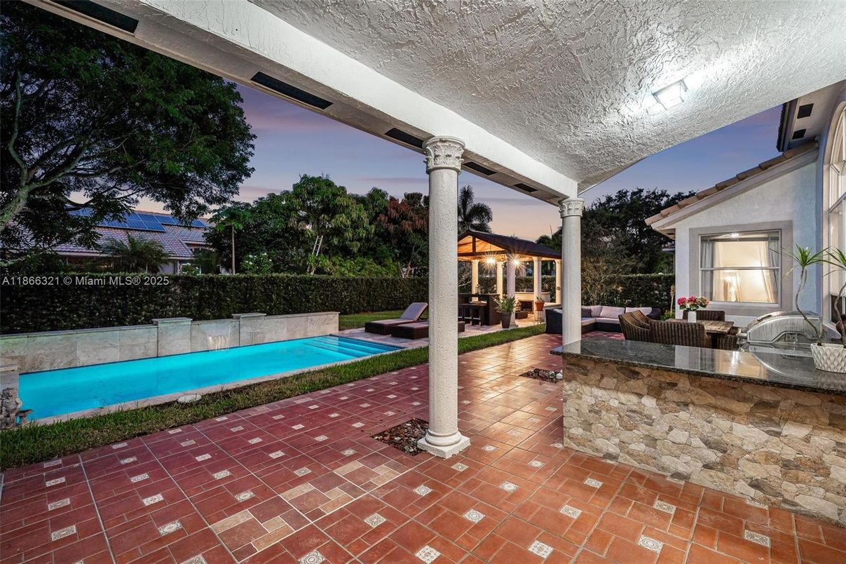Exterior, Outdoor Kitchen, Pool