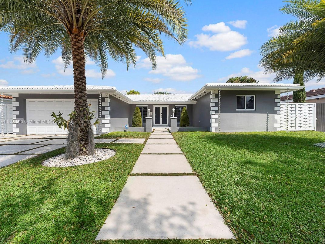 Attached, Exterior, Facade, Ranch