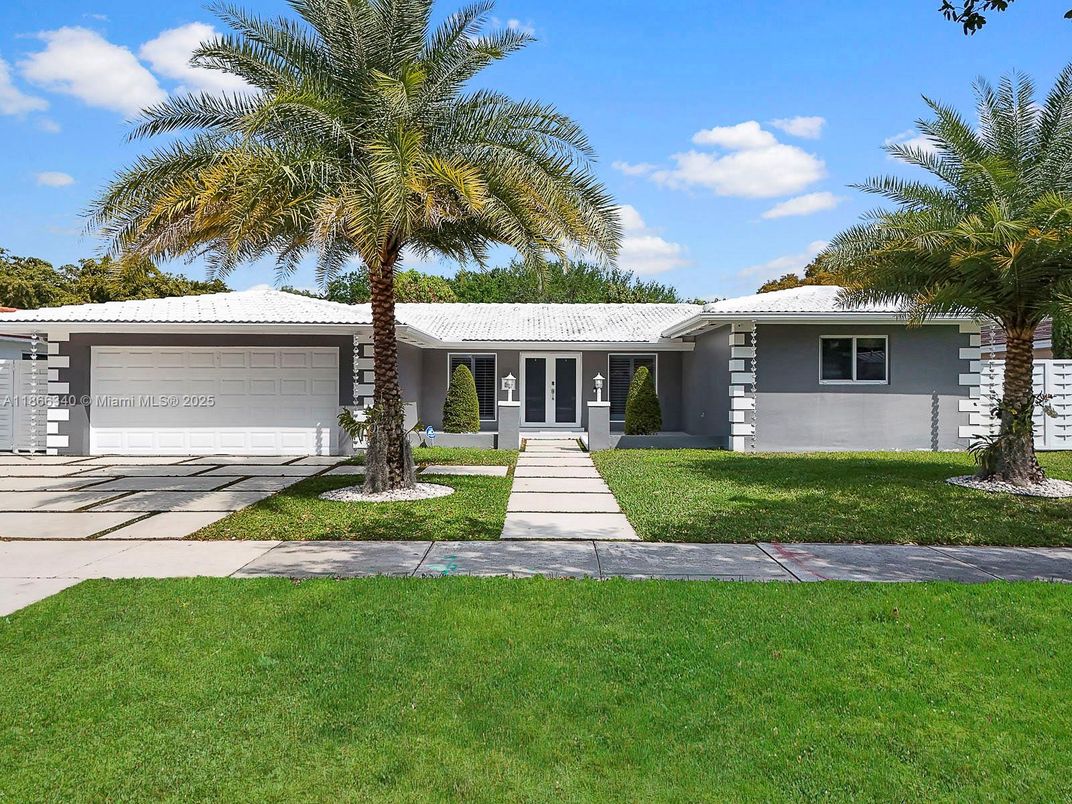 Attached, Exterior, Facade, Ranch