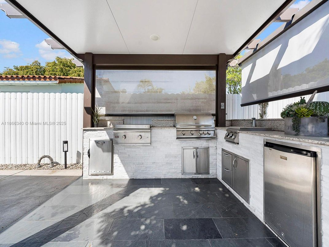 Exterior, Outdoor Kitchen