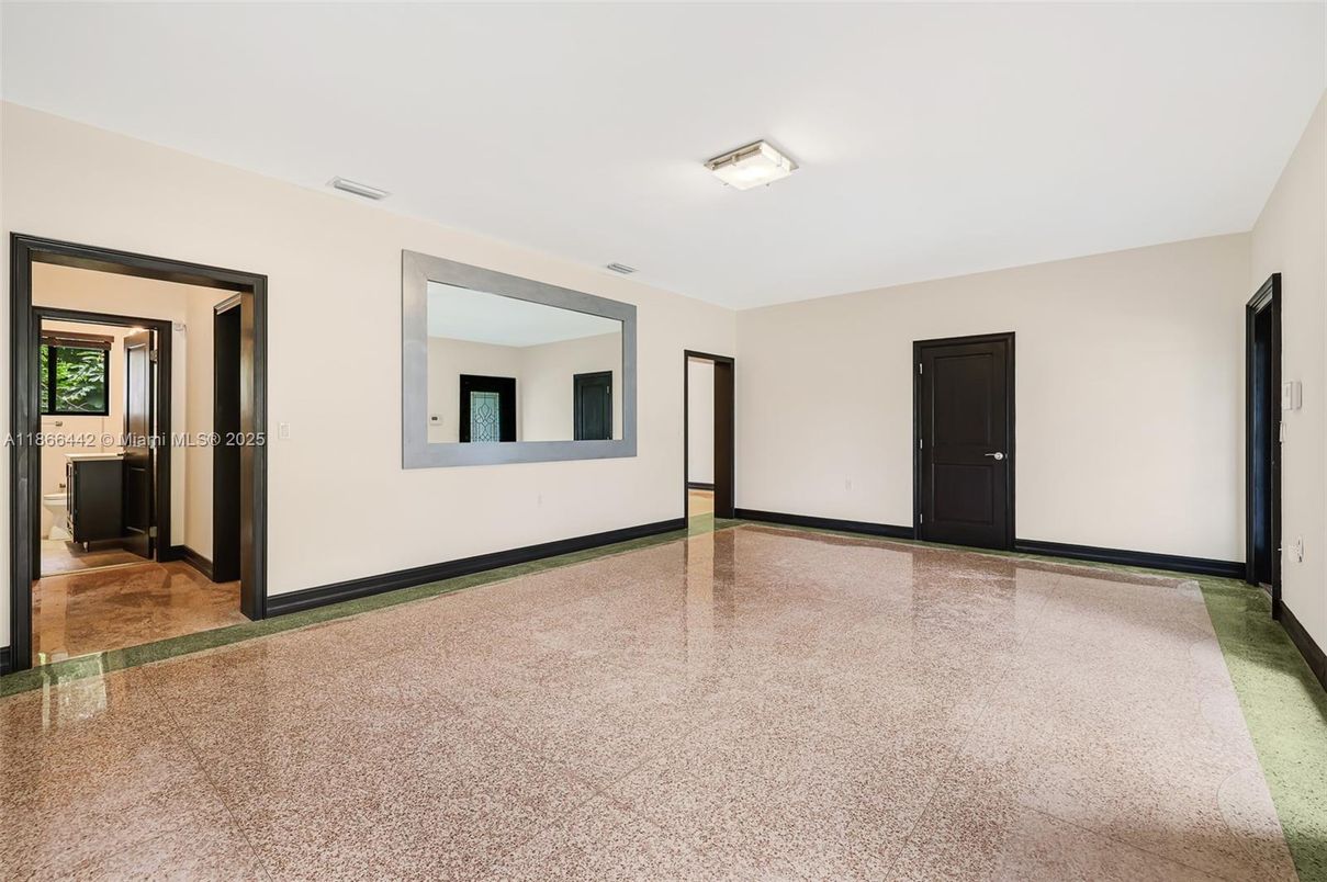 Empty room, Interior