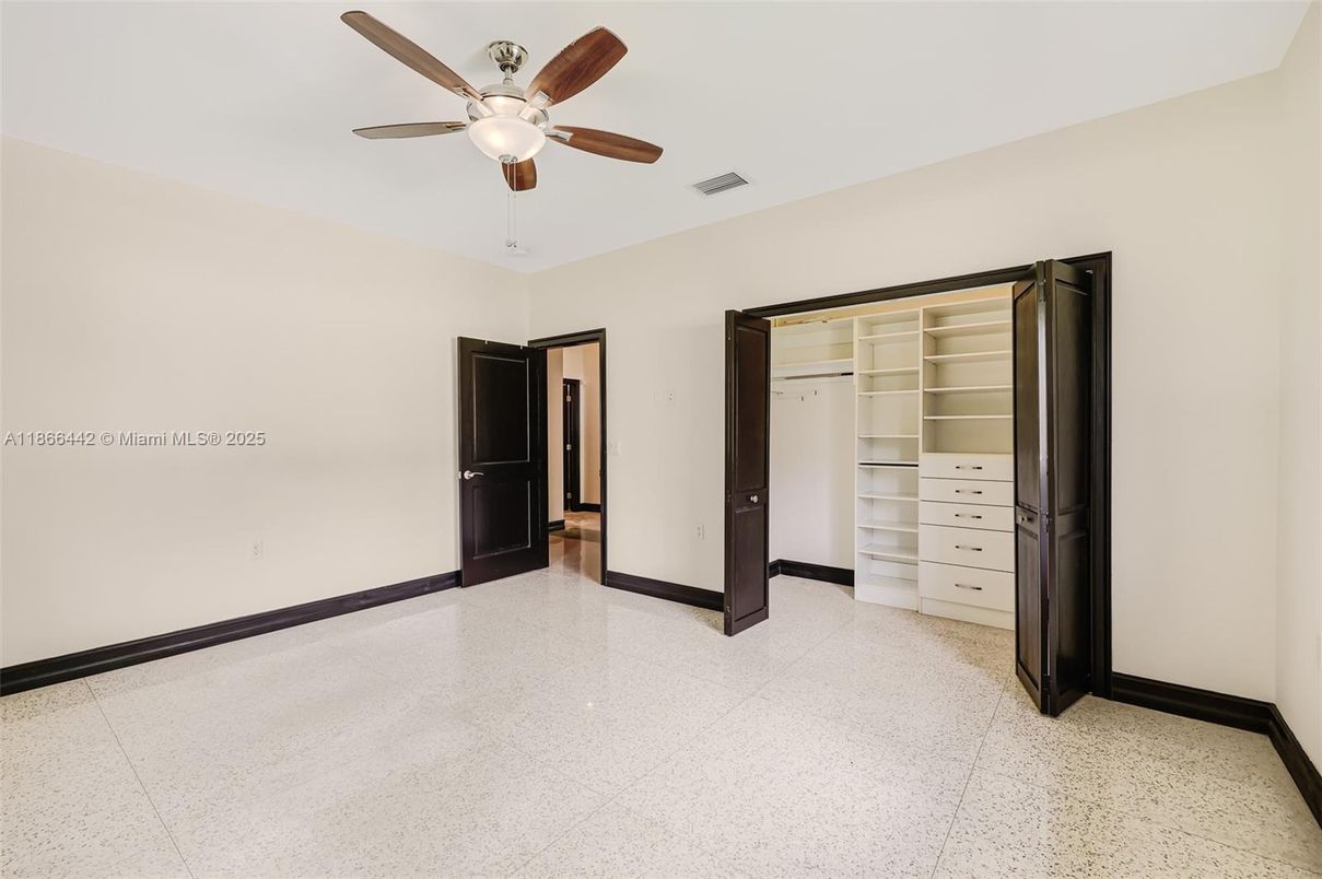 Empty room, Interior, Walk-in Closets