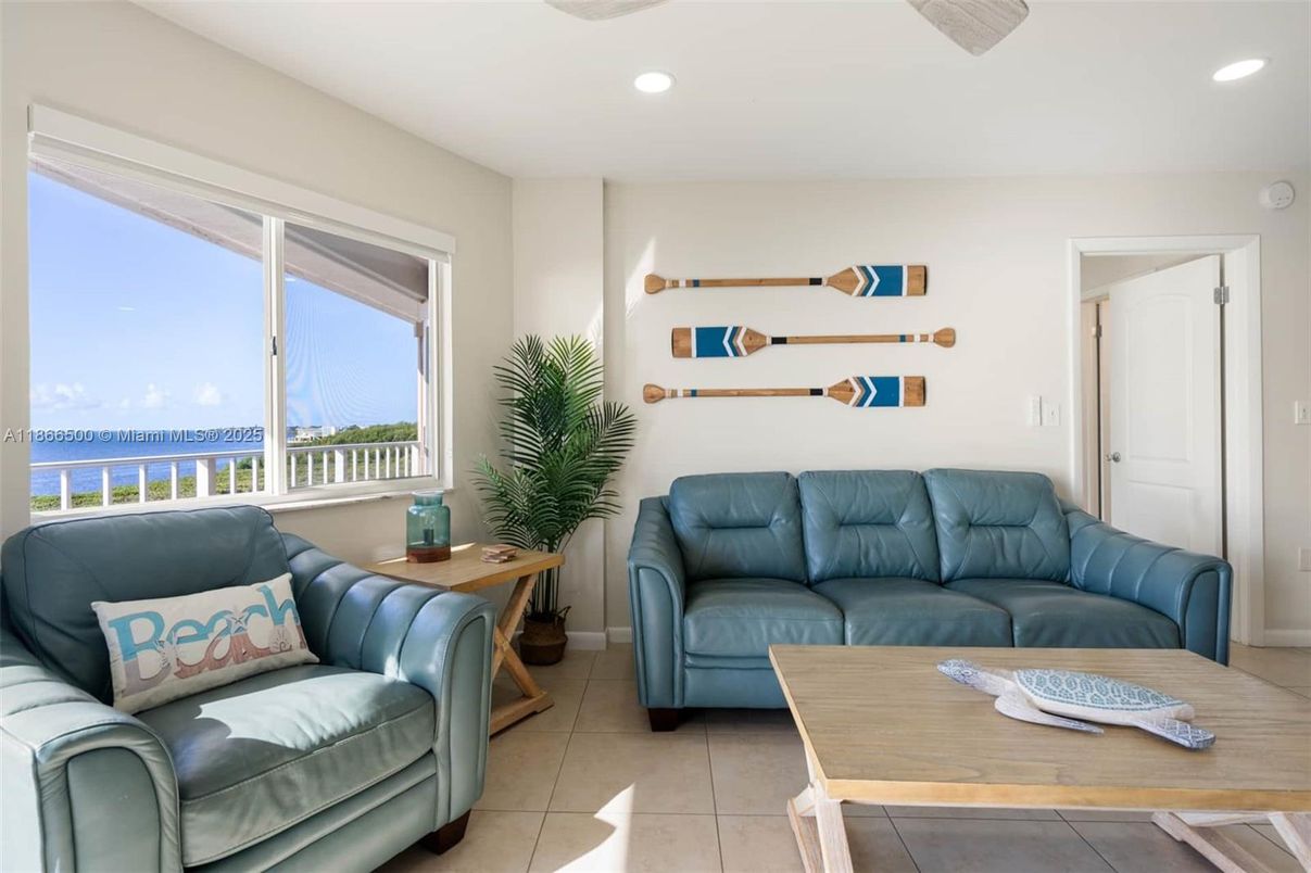 Interior, Living room, Recessed Lighting, Water