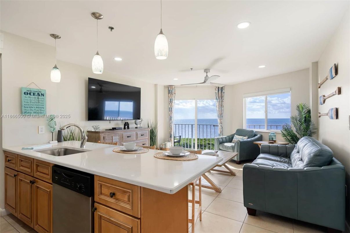 Interior, Kitchen, Living room, Pendant Lights, Recessed Lighting, Water
