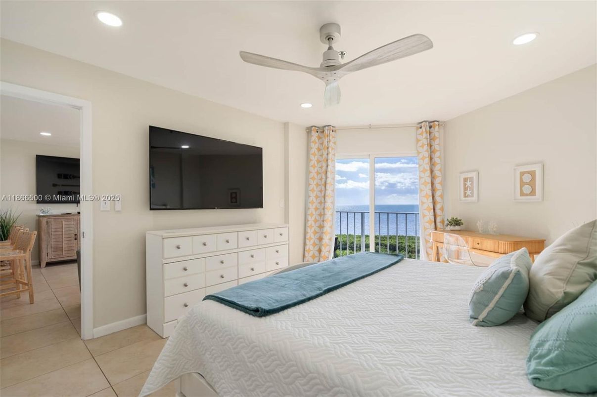 Bedroom, Interior, Recessed Lighting, Water