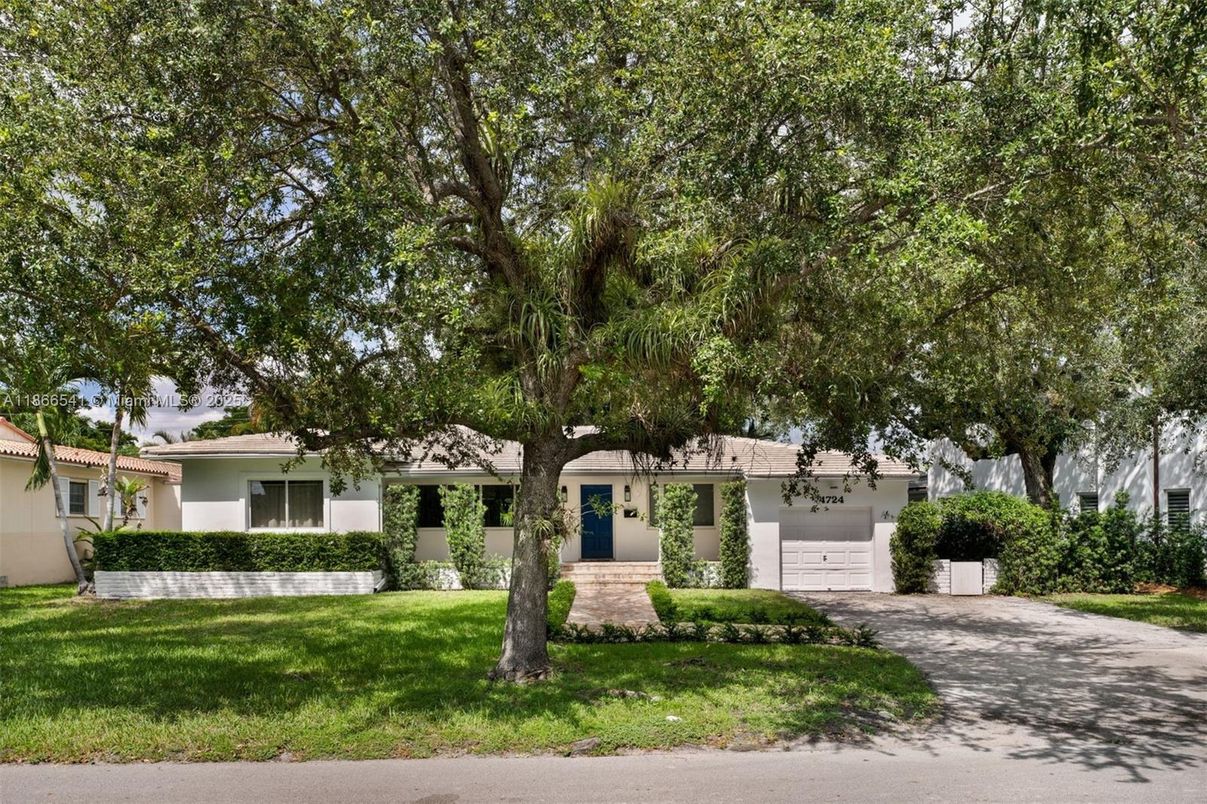 Attached, Exterior, Facade, Ranch