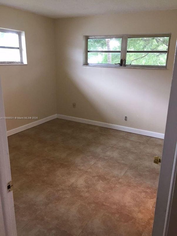 Empty room, Interior