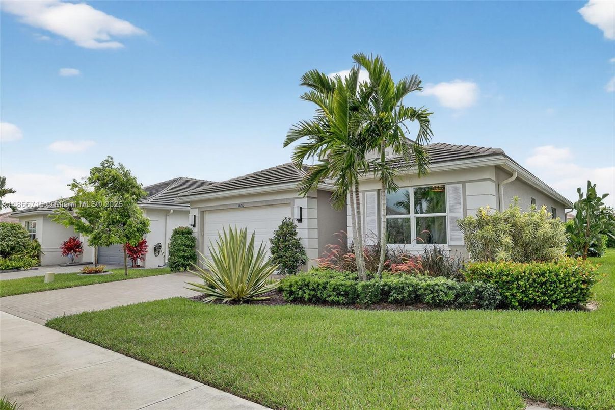 Attached, Exterior, Facade, Mediterranean