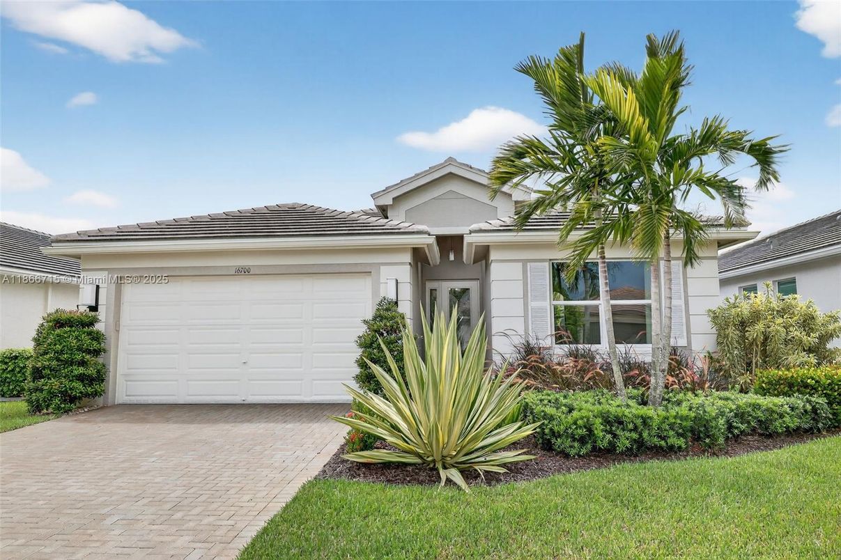 Attached, Exterior, Facade, Mediterranean